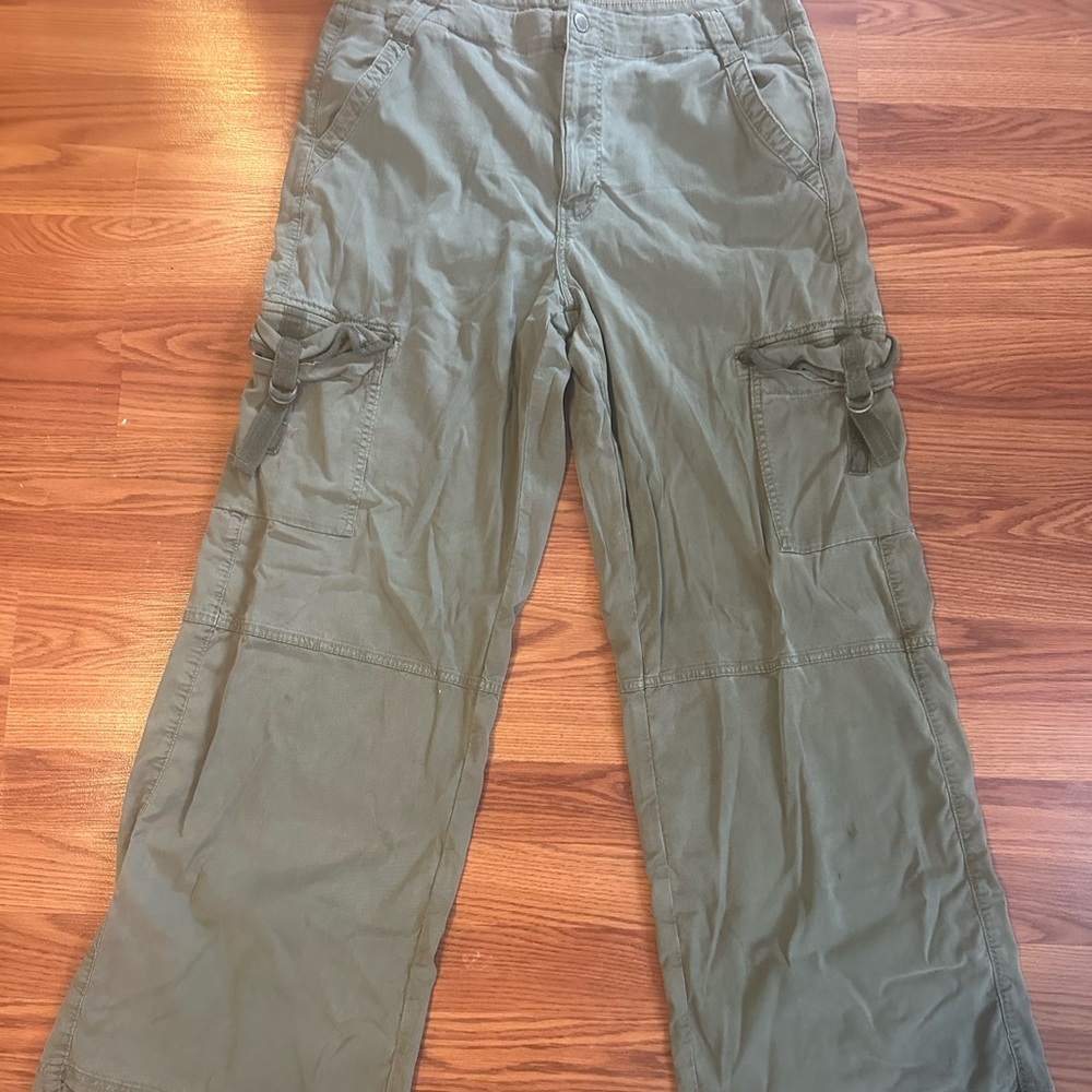 Size women’s 12 American Eagle cargo pants only worn a few times